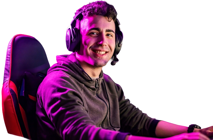 Mosolygó e-sportoló, fejhallgatóval, videójátékot játszik egy neonfényes játékteremben, a háttérben csapattársával